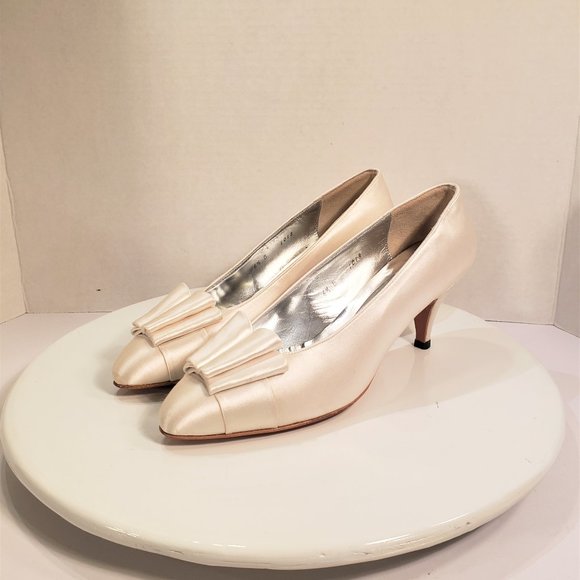 Bonwit Teller Vintage High Heels Kitten Heel w/a Bow Cap Pebble White Size 6.5 - Picture 1 of 6